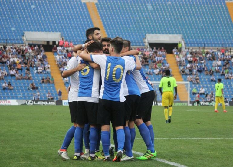 La plantilla del Hércules CF festeja uno de los goles marcados al Eldense