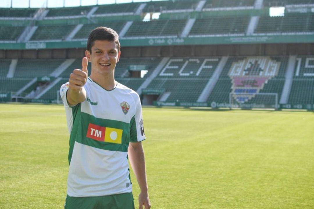 Jony Álamo con la camiseta del Elche en el Martínez Valero