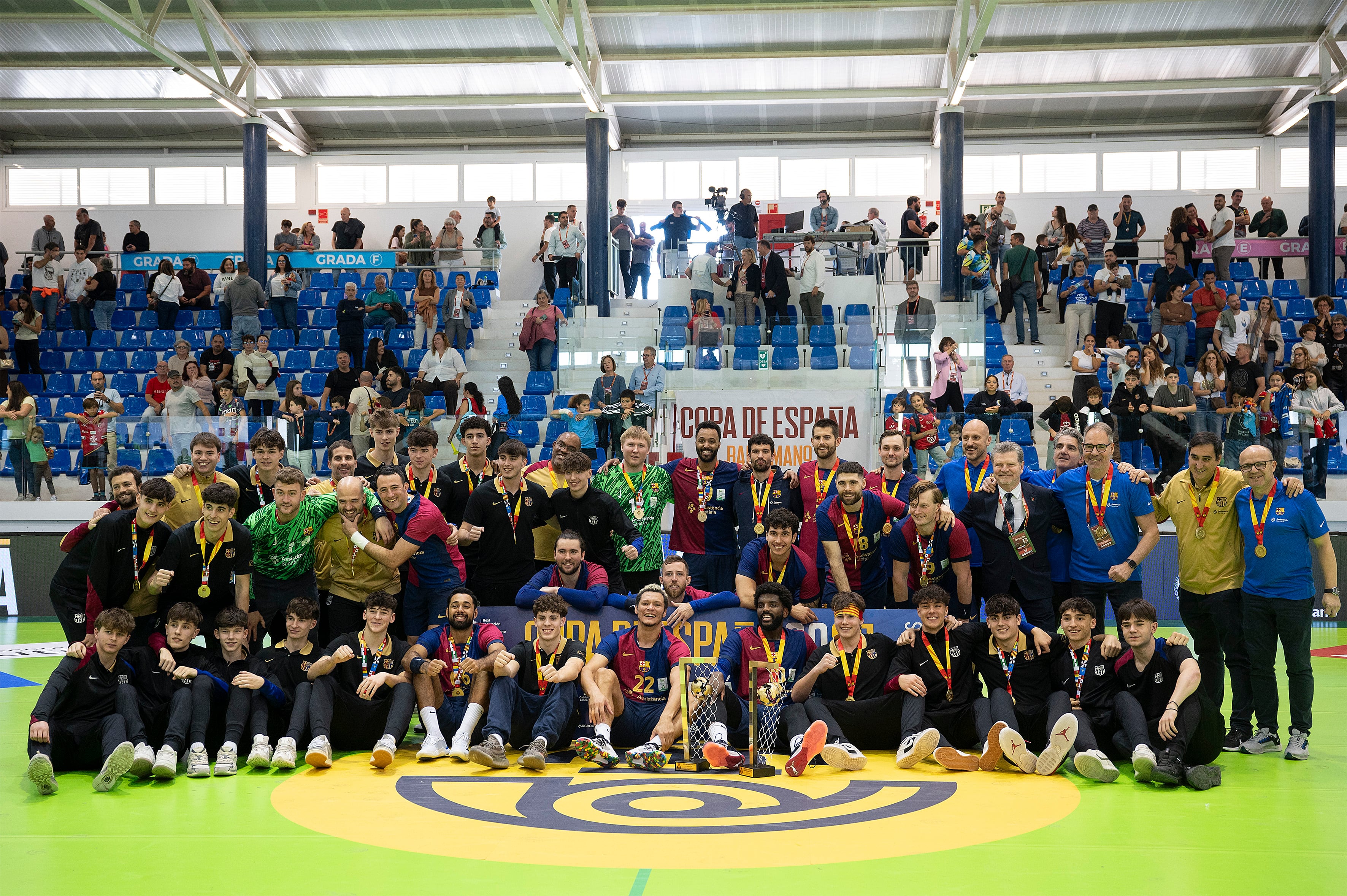 TÍAS (LANZAROTE), 09/02/2025.- Los jugadores del Barça celebran el campeonato después de ganar la final de la Copa de España de balonmano disputada este domingo en Lanzarote entre el Barça y el Bathco Torrelavega. En la foto acompañados por elequipo juvenil, campeones de la minicopa. EFE/Adriel Perdomo
