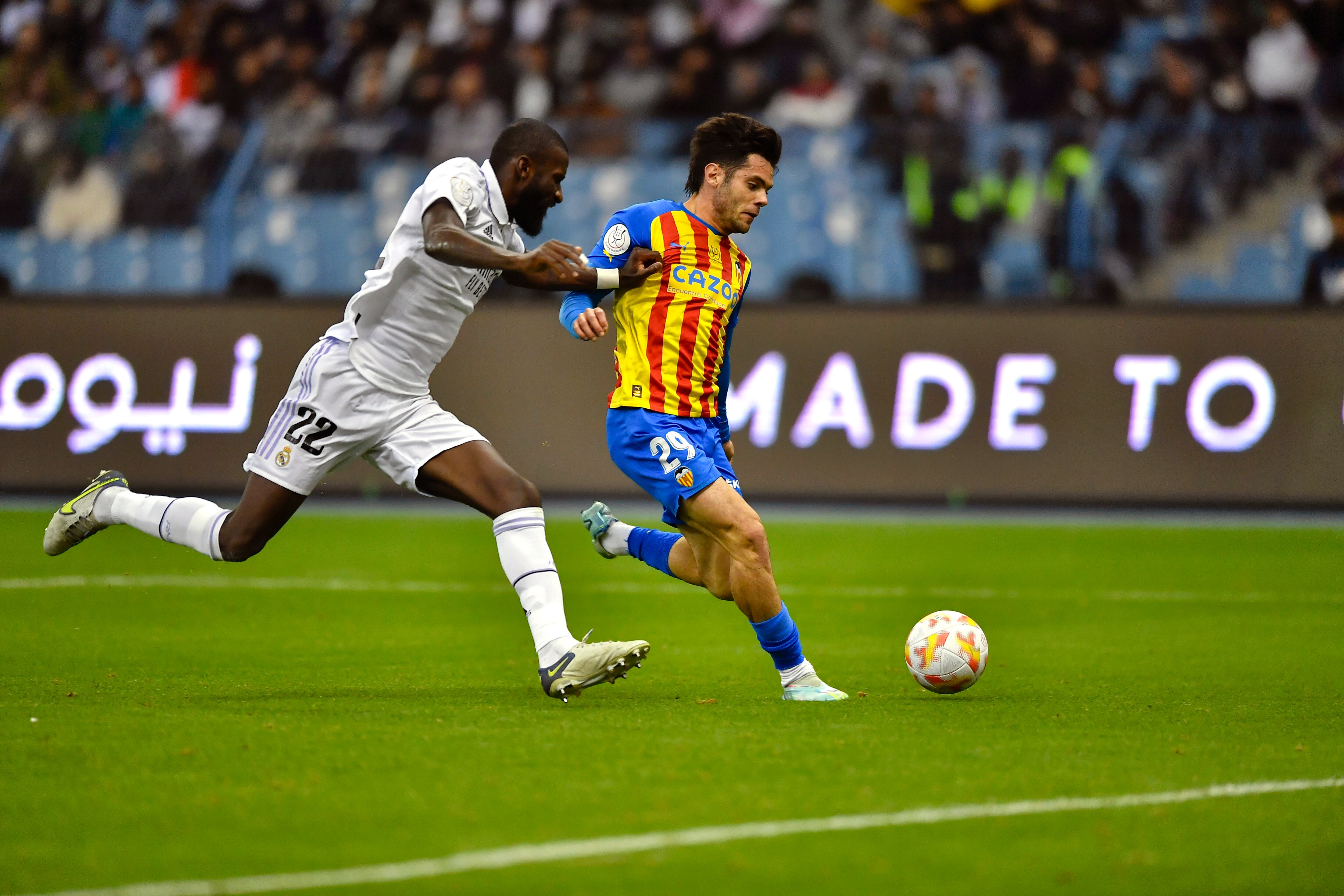 Riyadh (Saudi Arabia), 11/01/2023.- Real Madrid player Real Madrid player Antonio Rudiger (L) in action against Valencia player Fran Perez during the Supercopa de Espana semi-final match between Real Madrid and Valencia, in Riyadh, Saudi Arabia, 11 January 2023. (Arabia Saudita) EFE/EPA/STR
