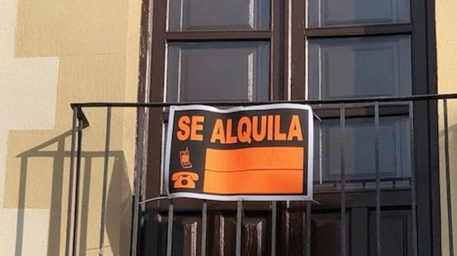 Cartel "Se alquila" en una vivienda (archivo)
