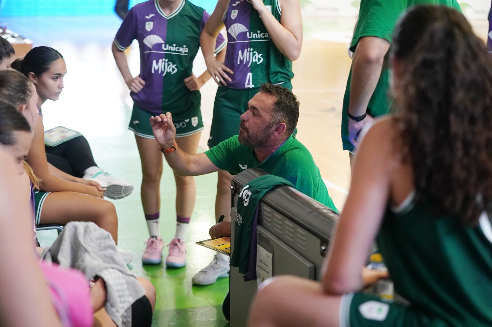 El entrenador del Unicaja Mijas, Francis Trujillo, se dirige a sus jugadoras en un tiempo muerto