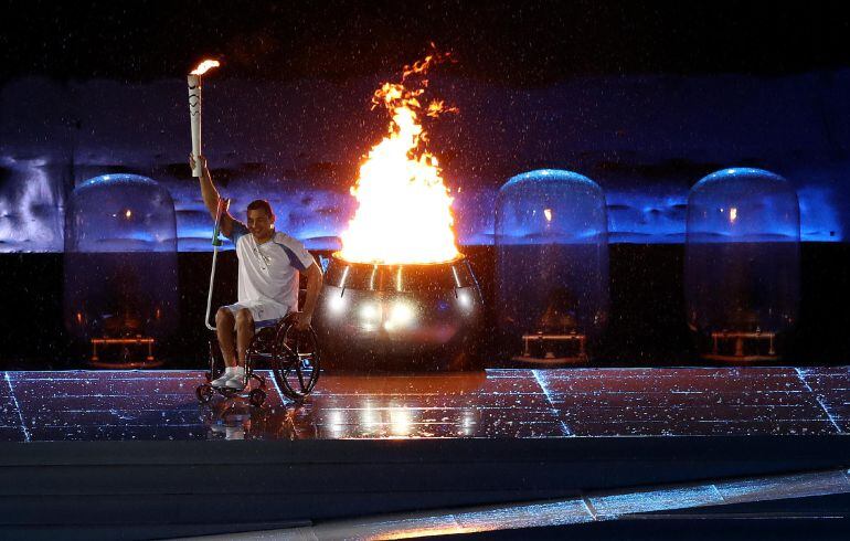 El atleta paralímpico Clodoaldo Silva enciende la llama paralímpica durante la ceremonia de apertura de los Juegos Paralímpicos Río 2016