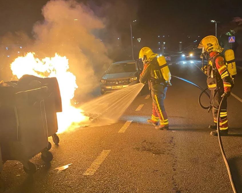 Bomberos de Lanzarote sofocando el incendio de un contenedor en Lanzarote.