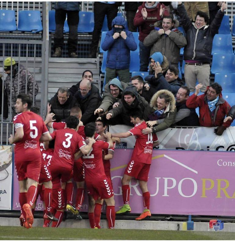 Los jugadores de la Segoviana celebran el gol con sus aficionados