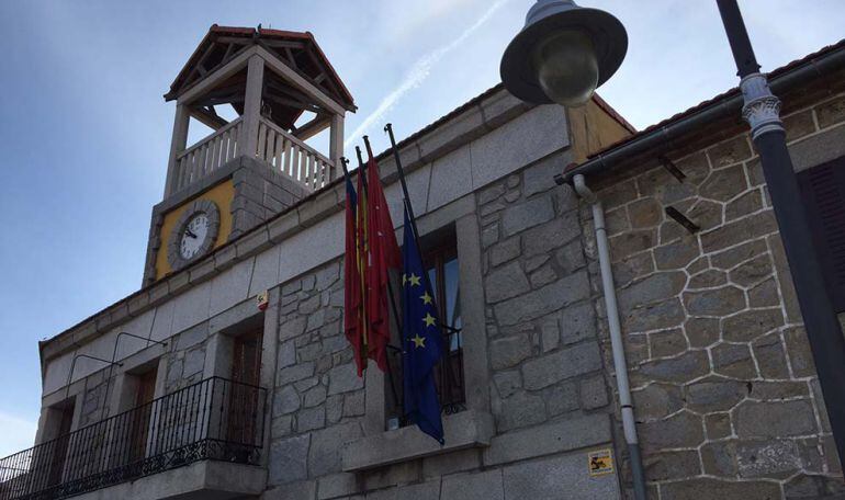 Bandera de la Unión Europea a media asta en la localidad serrana de Moralzarzal