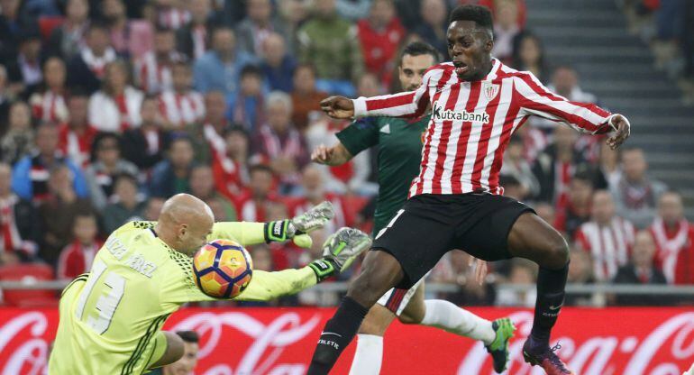 El centrocampista del Athletic Iñaki Williams (d) ante el portero del Osasuna Cecilio Nauzet Pérez, durante el partido de la décima jornada de Liga que disputan en el estadio San Mamés de Bilbao