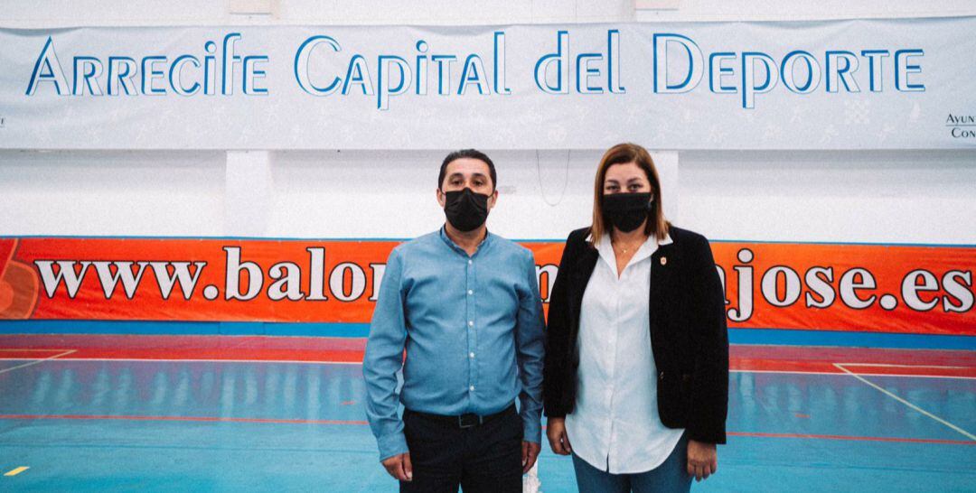La alcaldesa de Arrecife, Ástrid Pérez, junto al concejal de Deportes, Roy González.