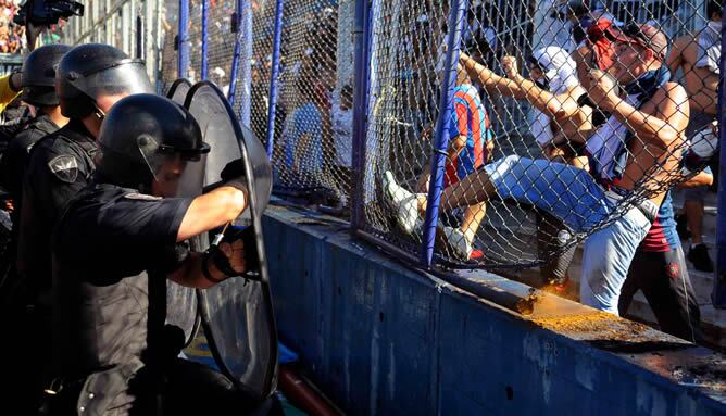 El árbitro <b>Sergio Pezzota</b> suspendió el partido entre Vélez y San Lorenzo a los siete minutos cuando un grupo de hinchas violentos de San Lorenzo rompieron el alambrado detrás de una portería.
