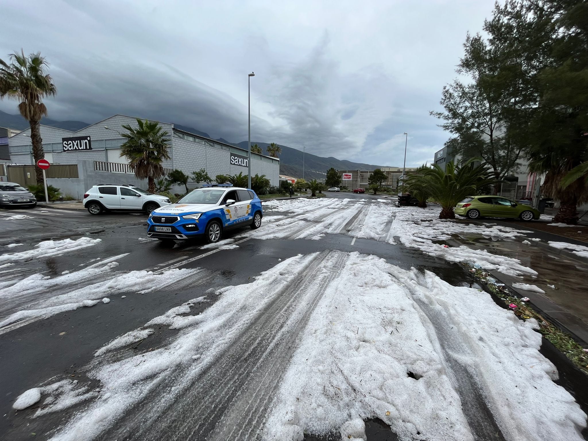 Candelaria se envuelve en granizo tras el paso de la borrasca que afecta a las islas de Tenerife, La Gomera, La Palma y El Hierro