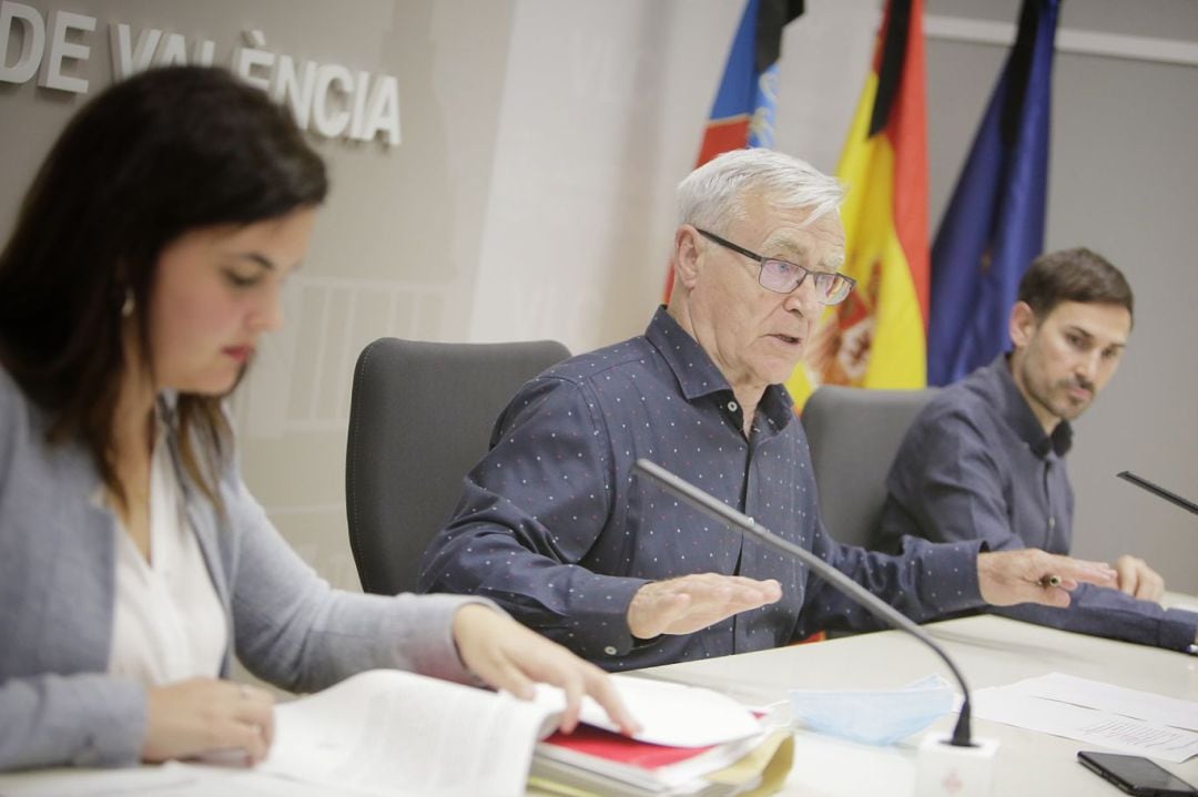 El alcalde de València, Joan Ribó, junto a los vicealcaldes Sergi Campillo y Sandra Gómez en la rueda de prensa posterior a la Junta de Gobierno Local de la ciudad.