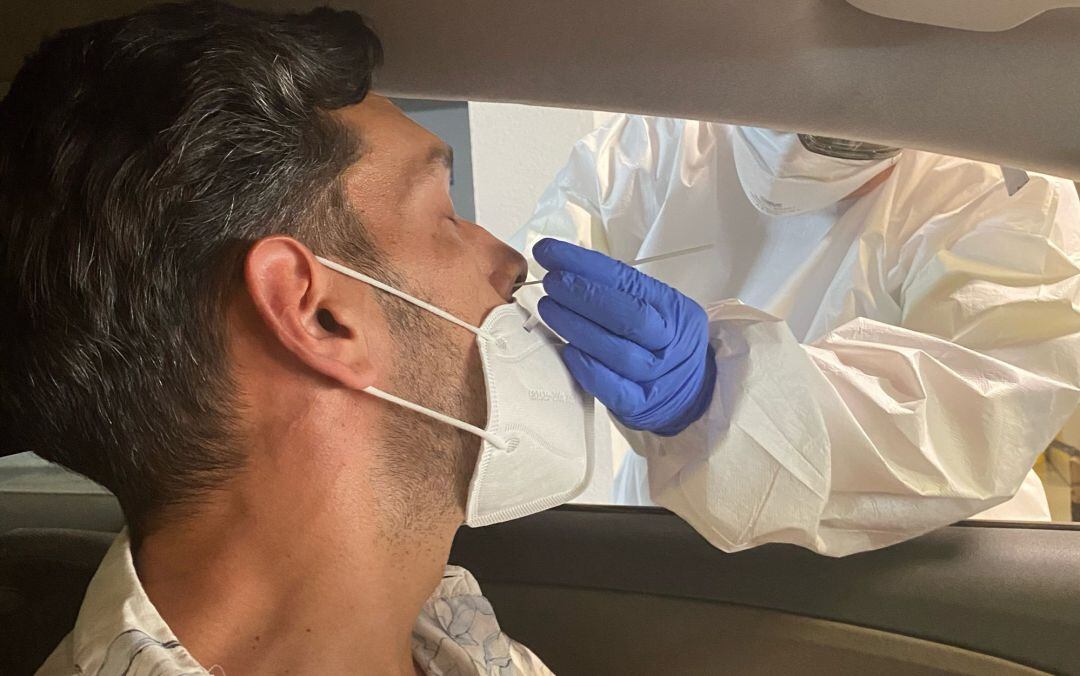 Un sanitario hace un PCR