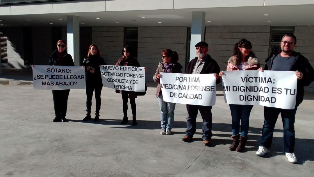 Imagen de una de las protestas de los forenses denunciando su ubicación en los juzgados de Ibiza