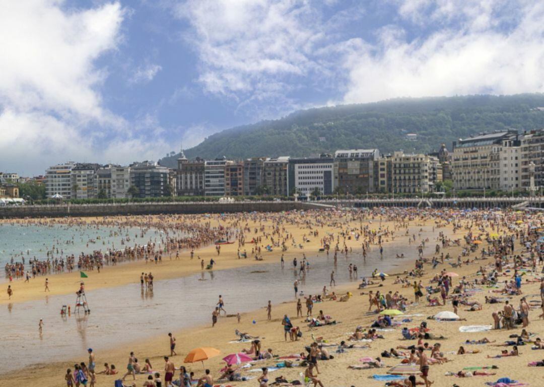 La playa de la Concha repleta de turistas