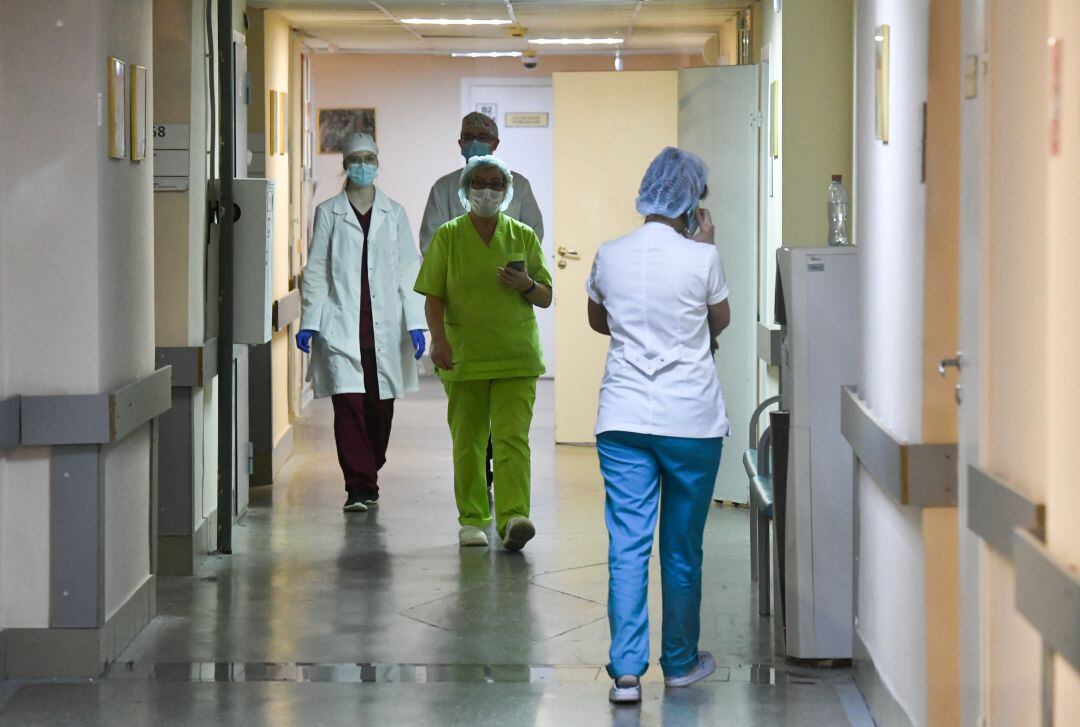 Varios profesionales sanitarios en el pasillo de un hospital.