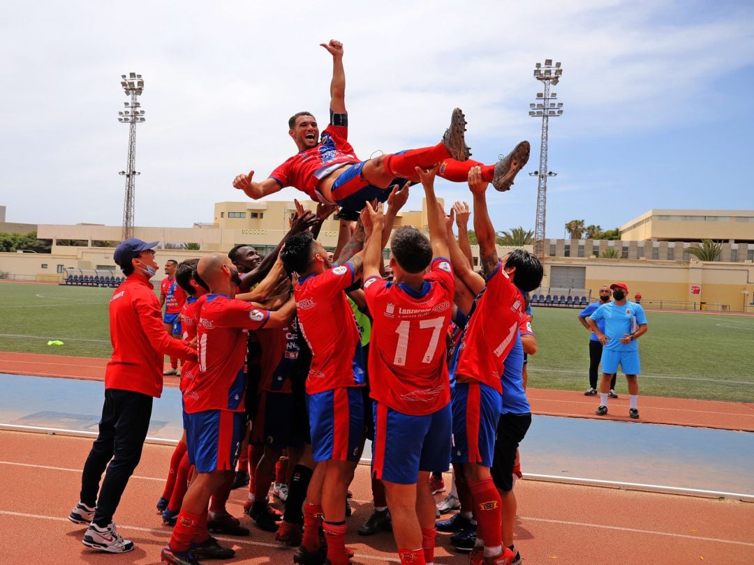 Los jugadores de la UD Lanzarote mantean a Rosmen tras su último partido de como jugador en activo.