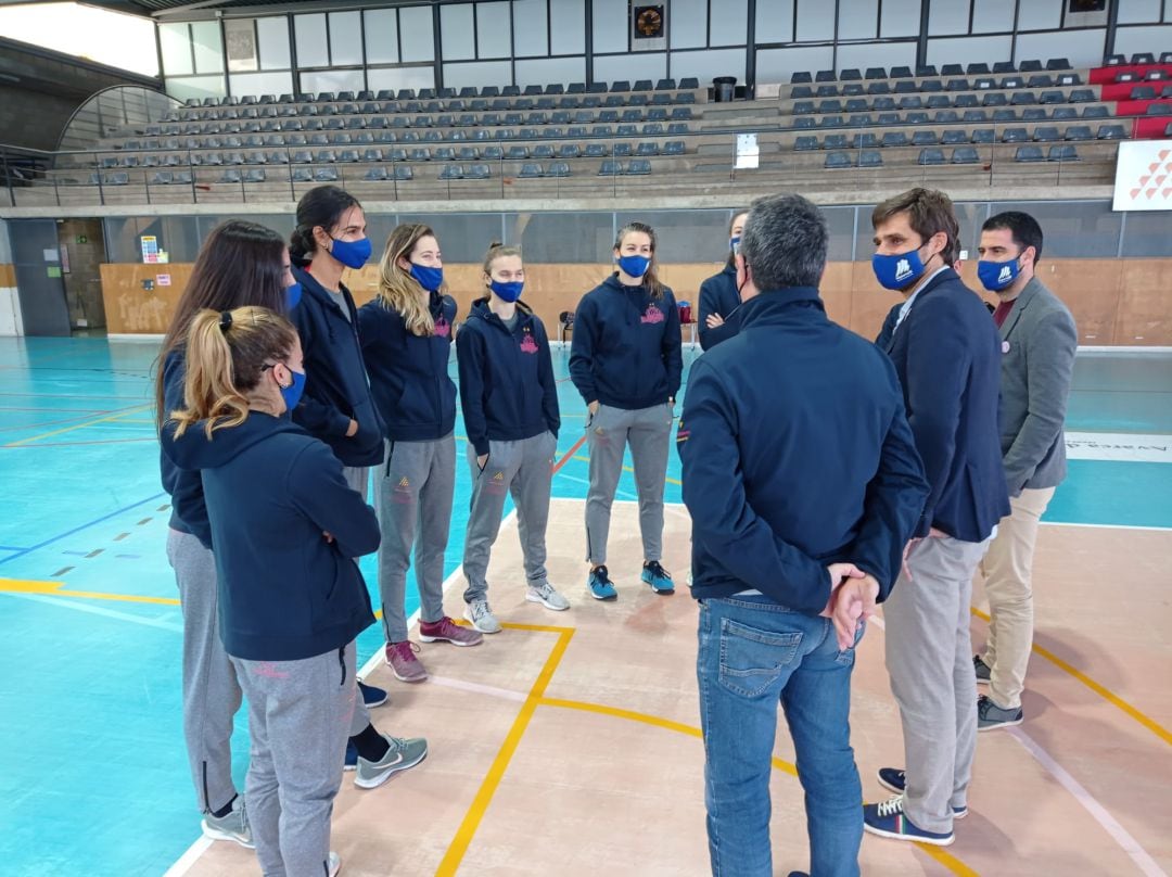 Carles Gonyalons junto a las jugadoras del Avarca de Menorca.