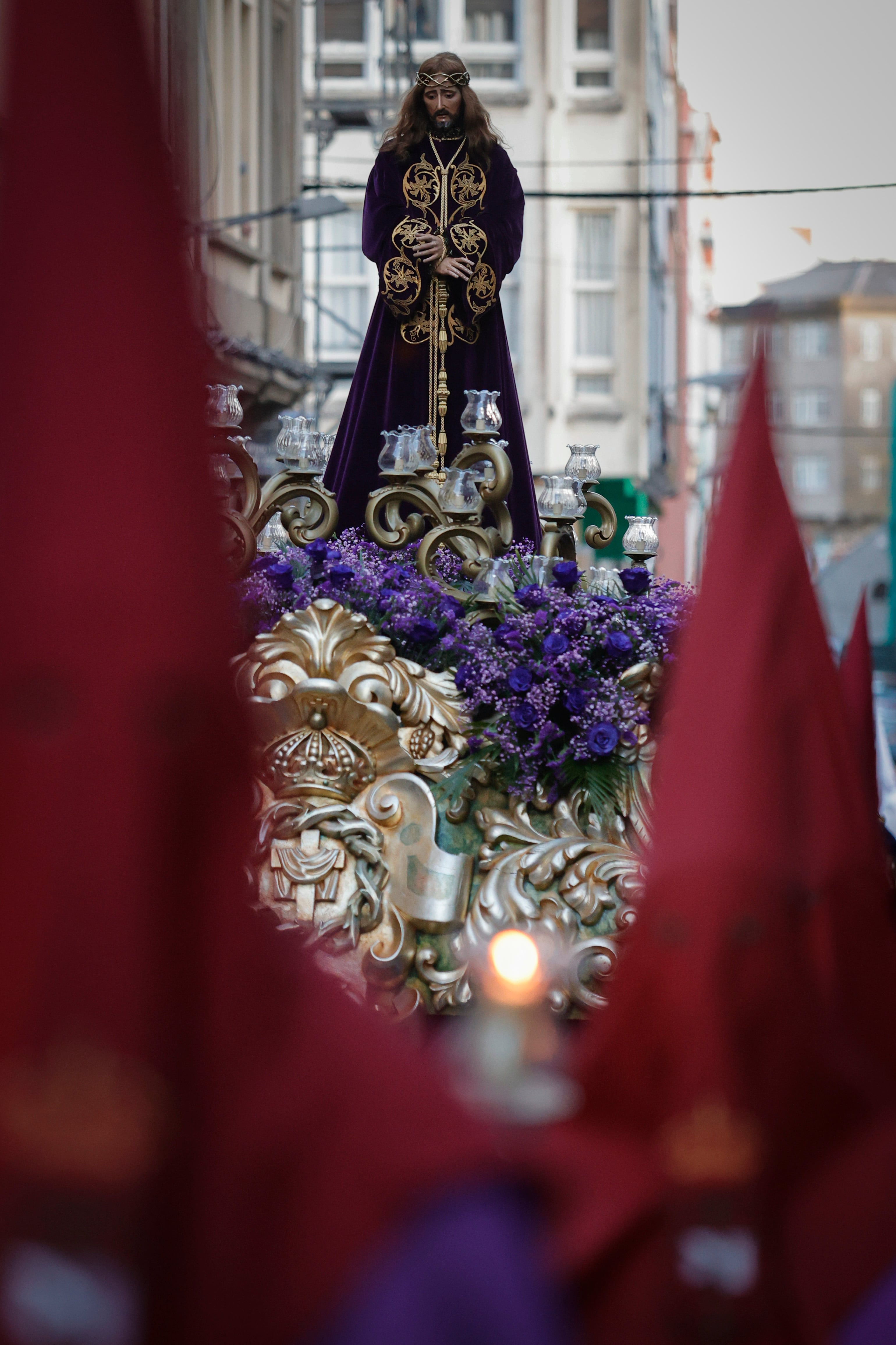 Ferrol celebra uno de los días grandes de la Semana Santa con la procesión de las Angustias, una de las más antiguas de la ciudad, donde procesionan este Jueves Santo los pasos de Jesús Nazareno, el Cristo de la Agonía, Cristo Yacente y Nuestra Señora de las Angustias. EFE/ Kiko Delgado.