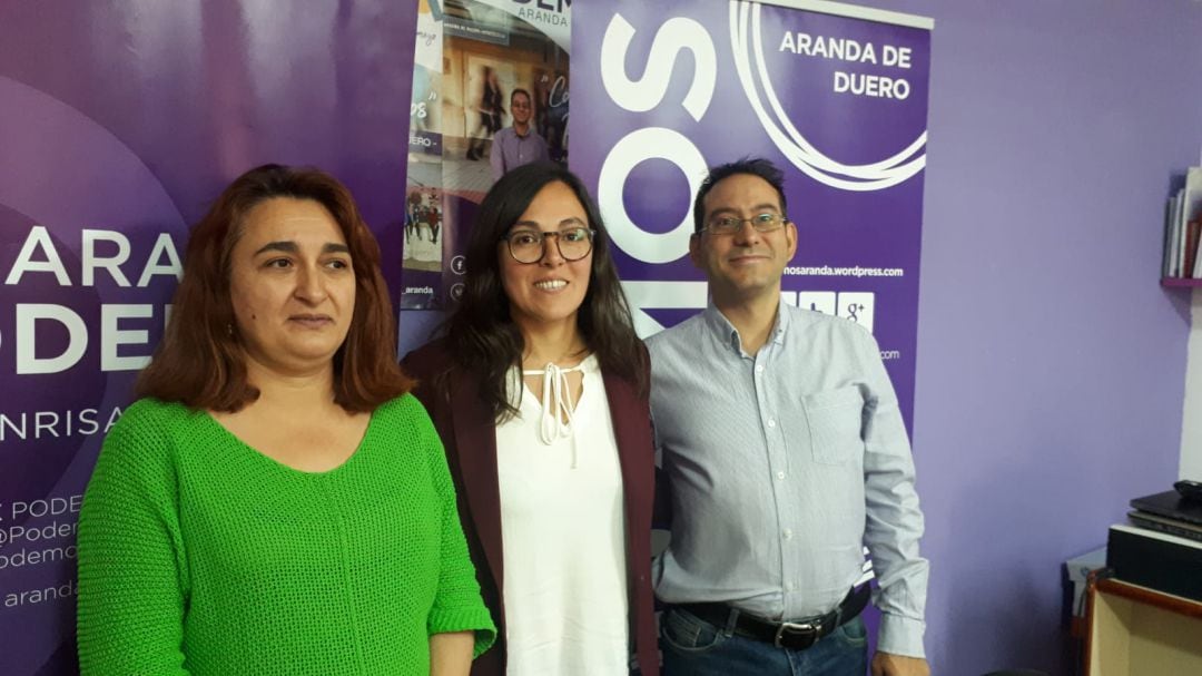 Imagen de archivo pre-pandemia de Laura Domínguez posando entre los concejales arandinos de Podemos, María Angeles Pizarro y Andrés Gonzalo