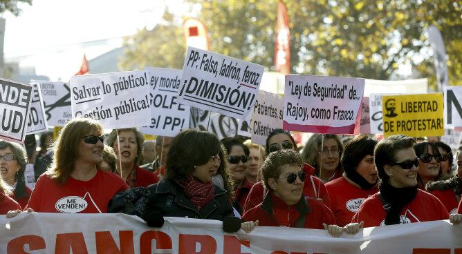 Algunos de los participantes en la marcha en en protesta por los ajustes y en defensa de lo público