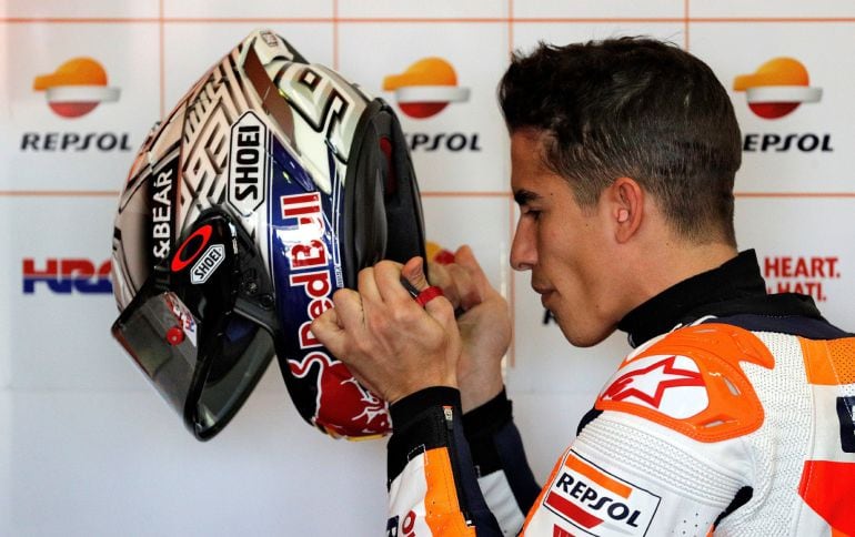 Márquez se pone el casco, en los entrenamientos libres de este viernes