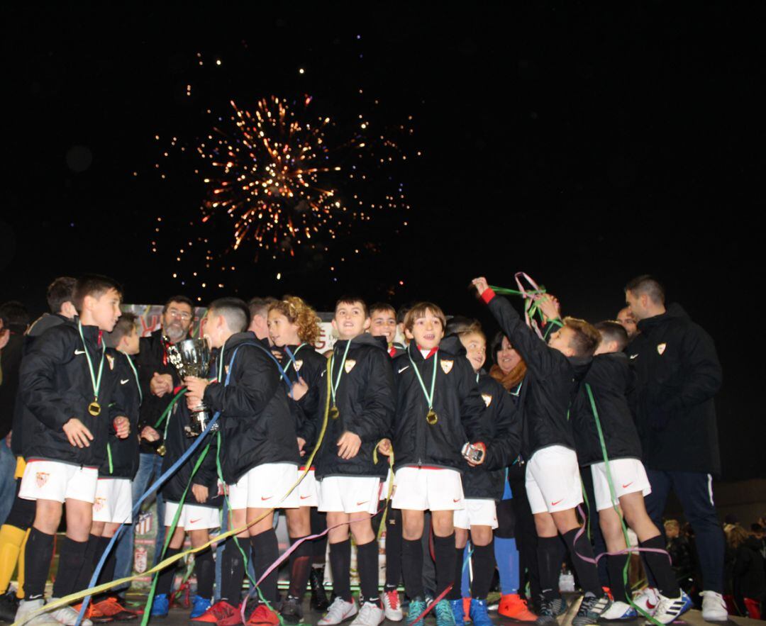 Los ganadores del trofeo benjamín de fútbol de Pinos Puente (Granada), la plantilla del Sevilla FC