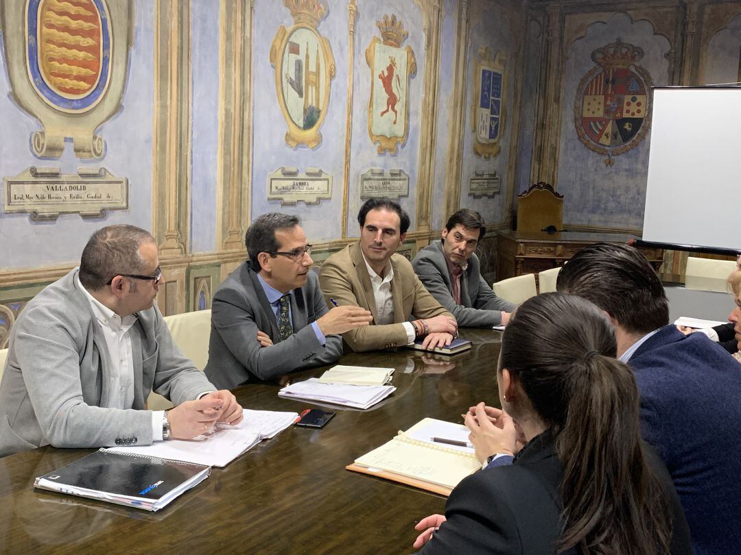 Reunión mantenida en el Ayuntamiento con el Delegado Territorial de la Junta
