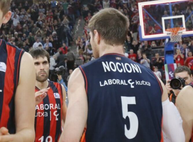 San Emeterio y Nocioni se saludan tras vencer al Fuenlabrada en el Buesa Arena