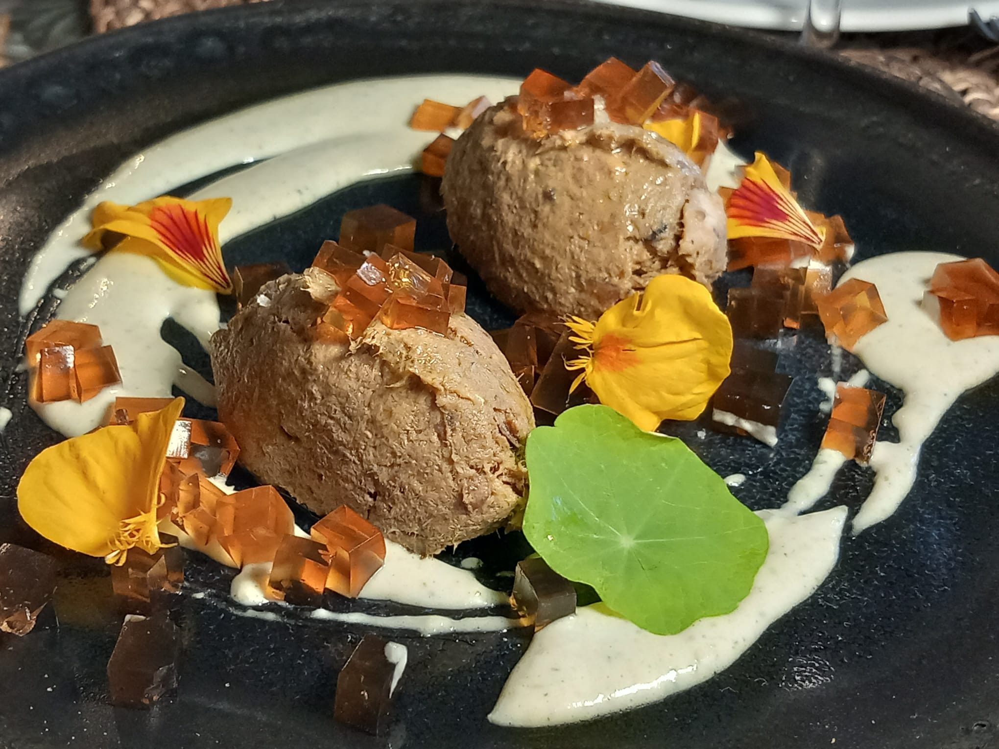 Paté de campaña con crema de ajo y naranja