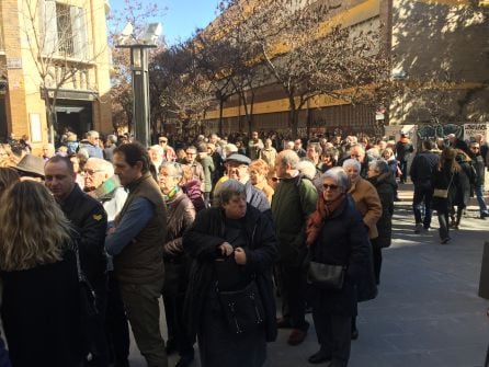 Filas a la espera de entrar en la iglesia