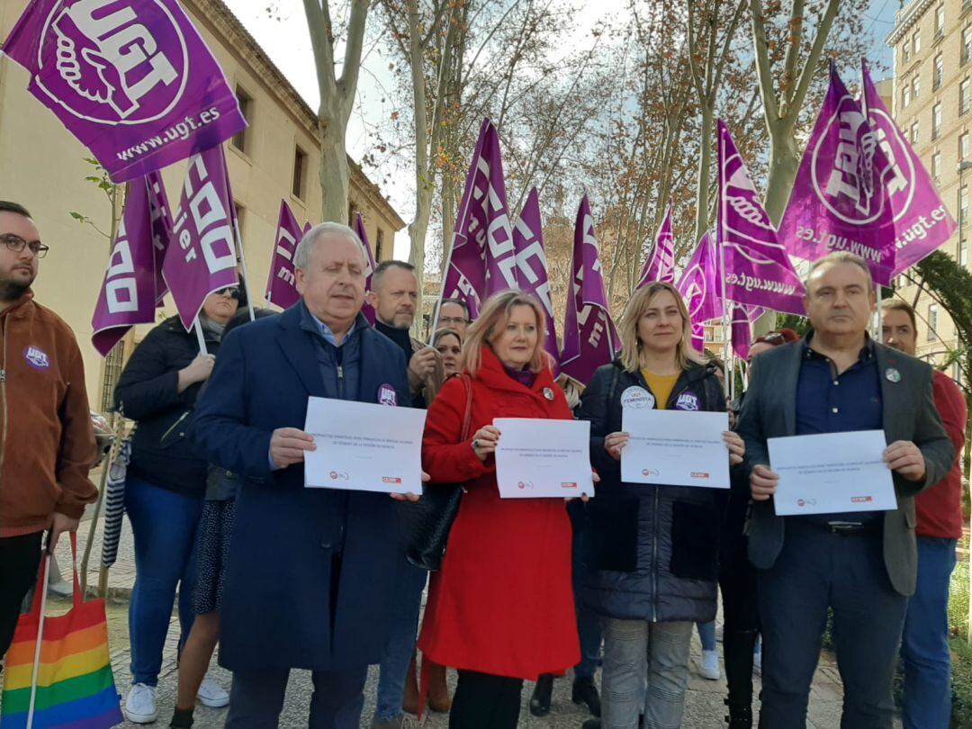 Los sindicatos entregan en San Esteban un decálogo contra la brecha salarial en la región de Murcia