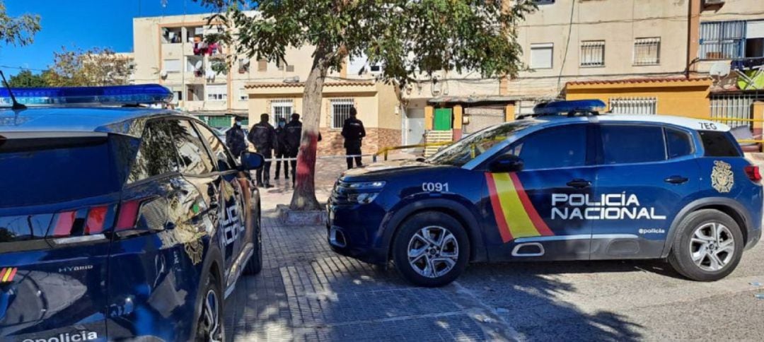 Policía Nacional frente a la vivienda donde sucedieron los hechos