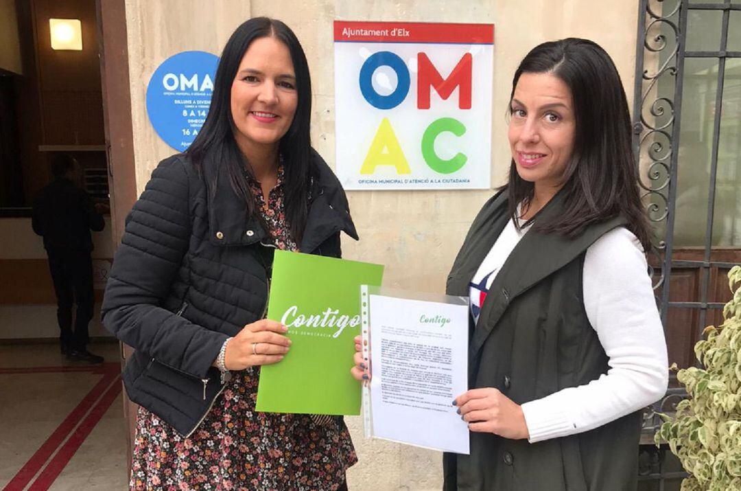 Representantes de Contigo antes de presentar el escrito en la Omac