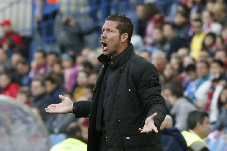 GRA356. MADRID, 07/04/2015.- El entrenador argentino del Atlético de Madrid Diego Pablo Simeone durante el partido de trigésima jornada de liga de Primera División disputado esta tarde frente a la Real Sociedad, en el estadio Vicente Calderón. EFE/Kiko Hu