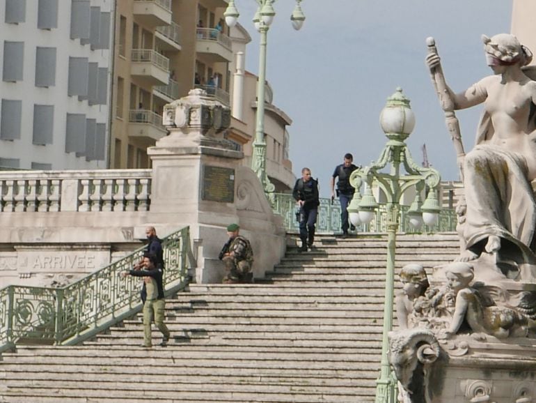 Fuerzas de seguridad francesas toman posiciones en la estación de Saint-Charles de Marseille.