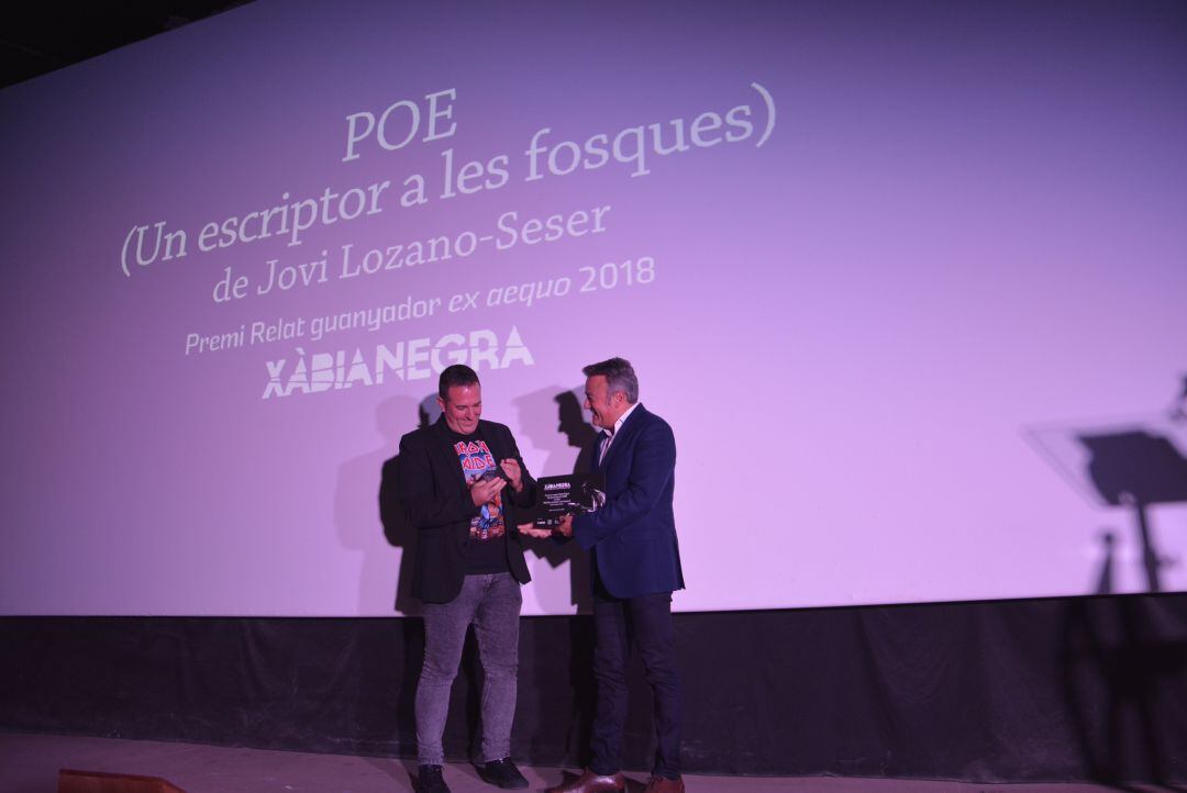 Jovi Lozano-Seser recogiendo su premio en narrativa.