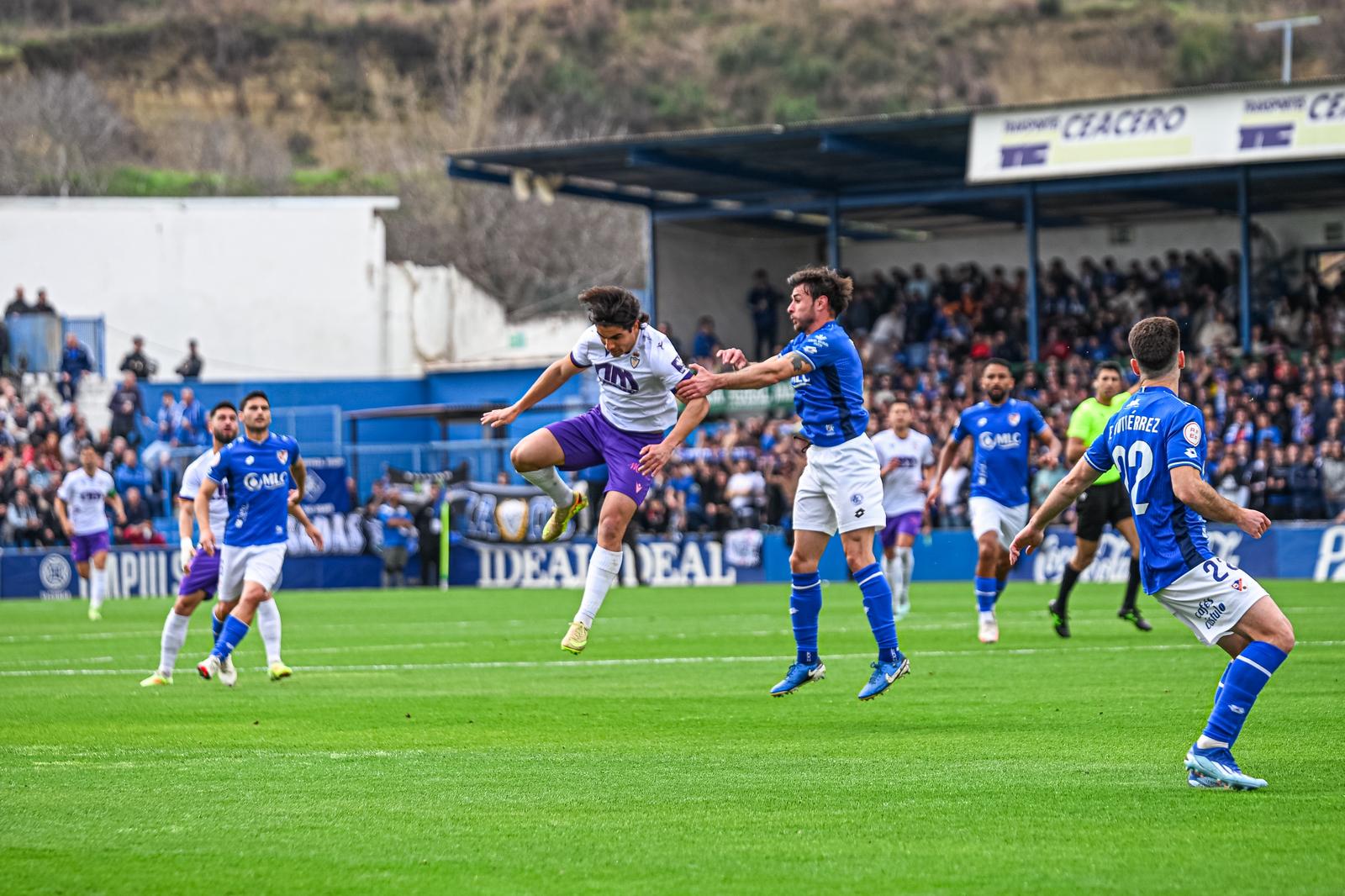 Futbolistas del Real Jaén y del Linares Deportivo durante el partido disputado en Linarejos este domingo.