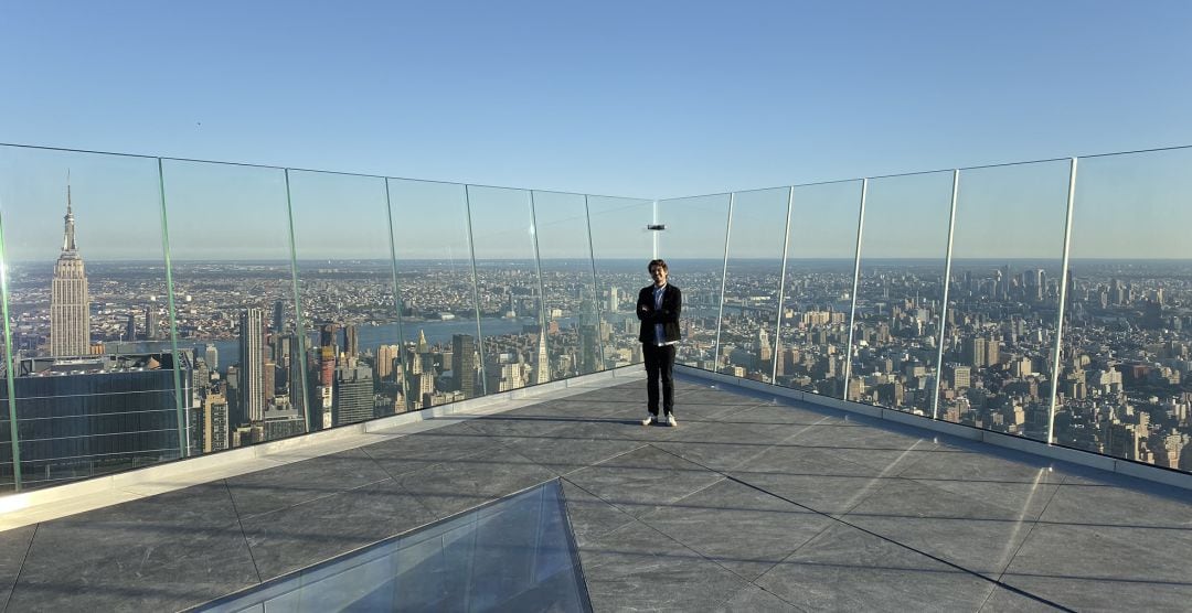 Carlos García en el mirador del rascacielos 30 Hudson Yards en Nueva York que se ha inaugurado este 11 de marzo.