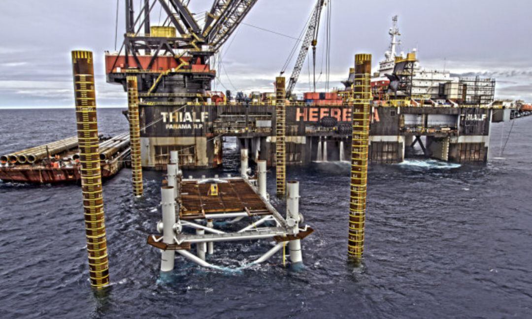 Fotografía facilitada por Gudnus.com de la instalación de los pilotes del Jacket de la plataforma de procesos del proyecto Castor frente a las costas de Vinaròs (Castellón)