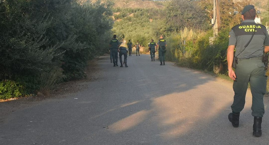 Varios guardias civiles se incorporan a la búsqueda de la mujer desaparecida.