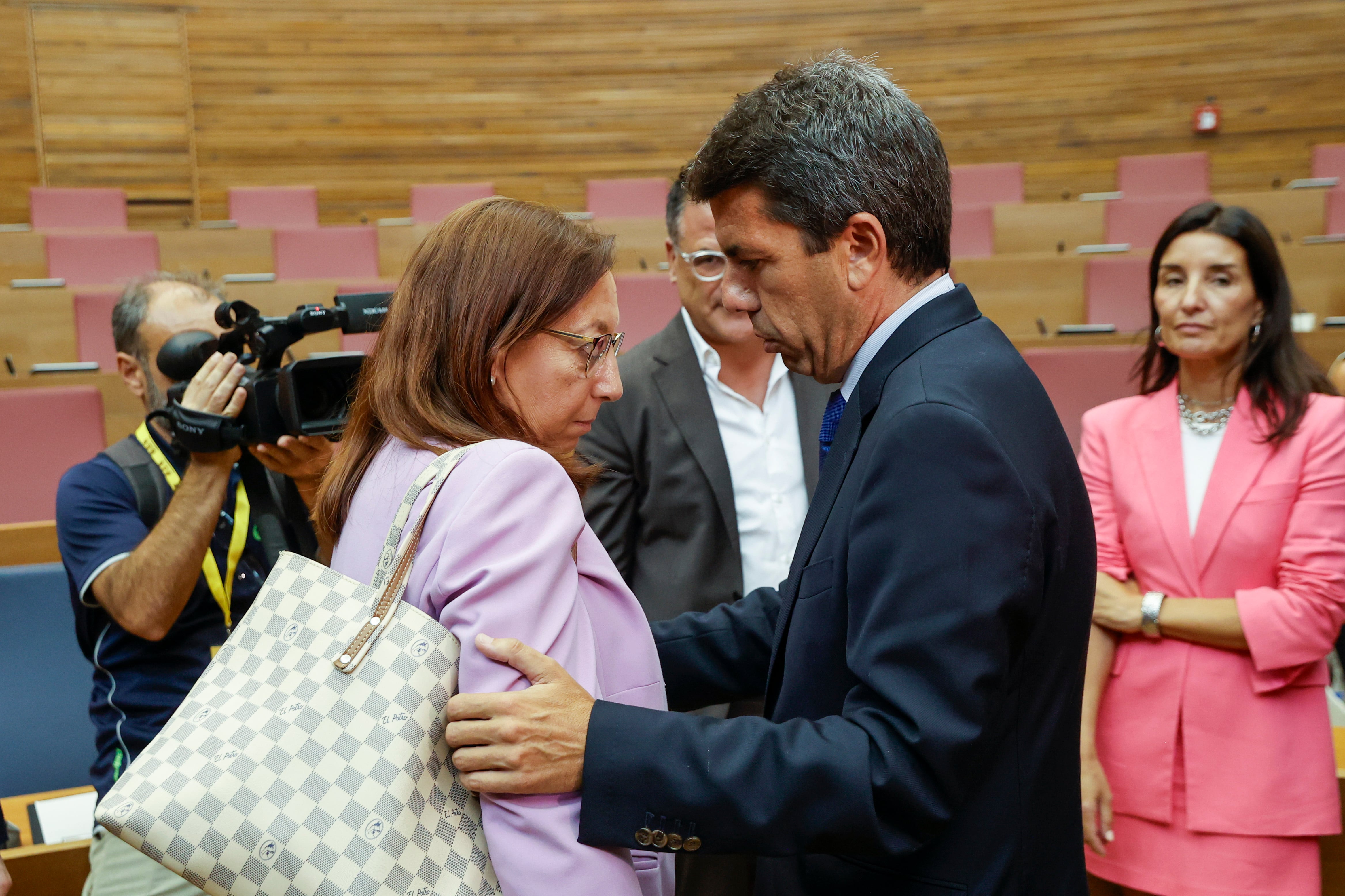 Carlos Mazón, después de ser investido president, junto a Llanos Massó.