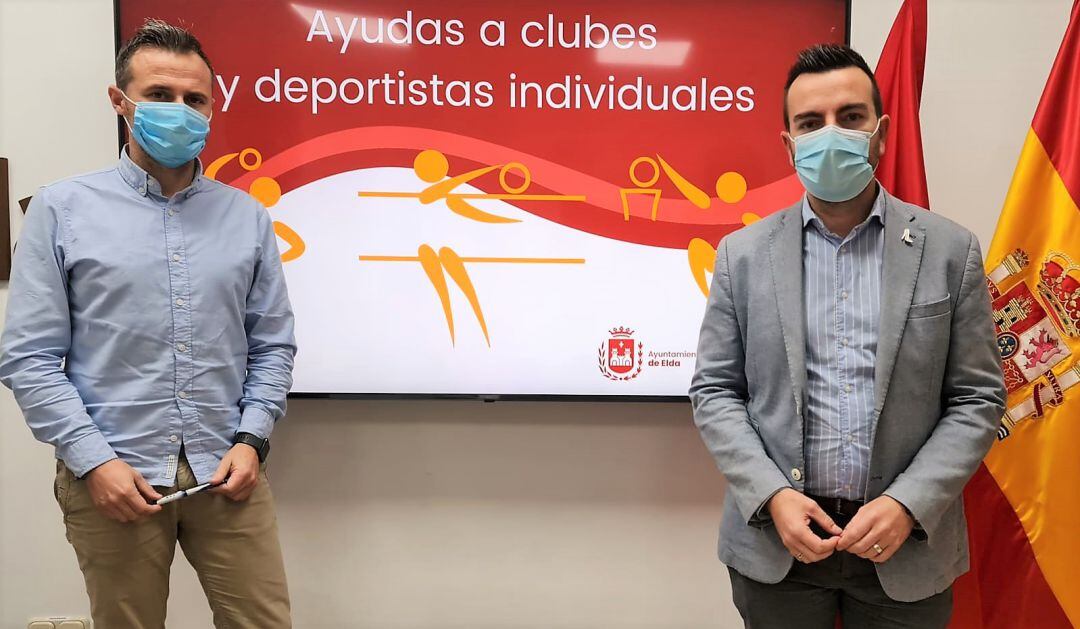 Fernando Gómez, edil de Deportes de Elda (D), con el coordinador de ese área, Chema Martínez