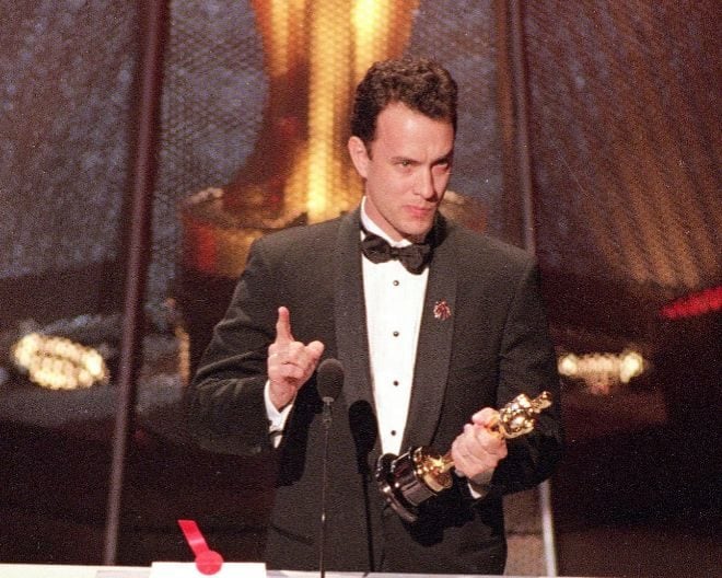 Tom Hanks recibiendo el Oscar al mejor actor por Philadelphia.