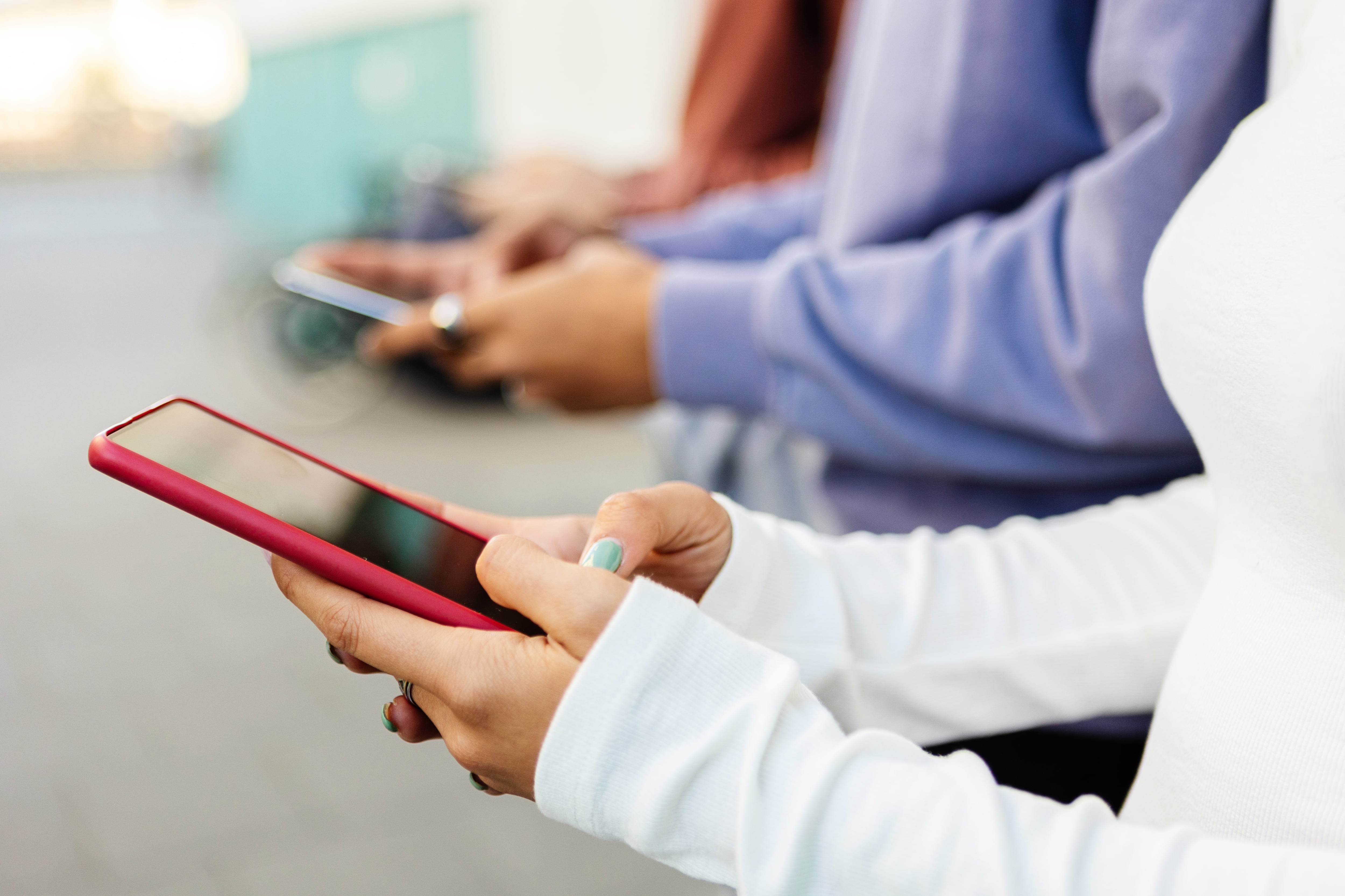 Una mujer con un teléfono móvil en su mano.