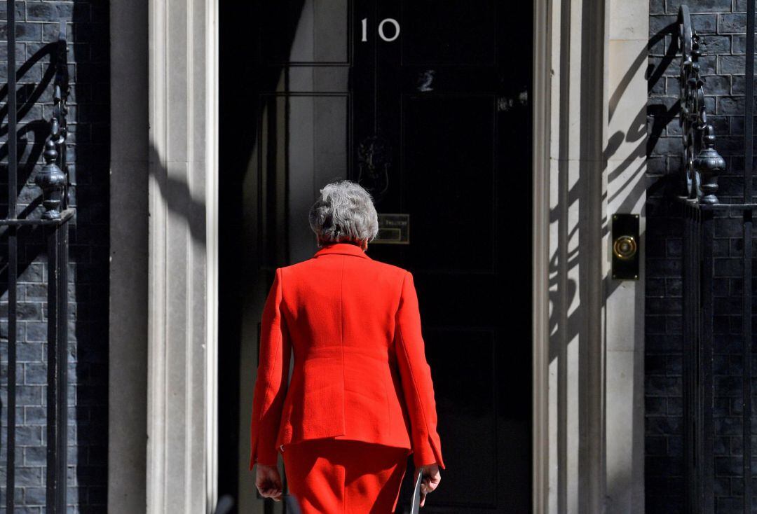 Theresa May se dirige a su residencia oficial en Downing Street tras presentar su dimisión