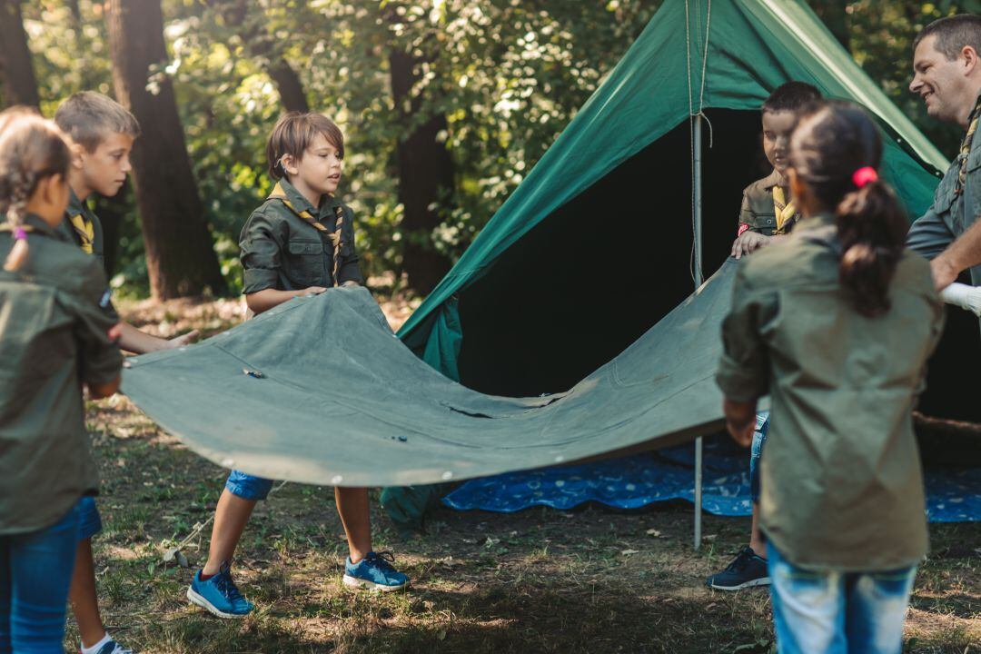 Niños partipando en un campamento 