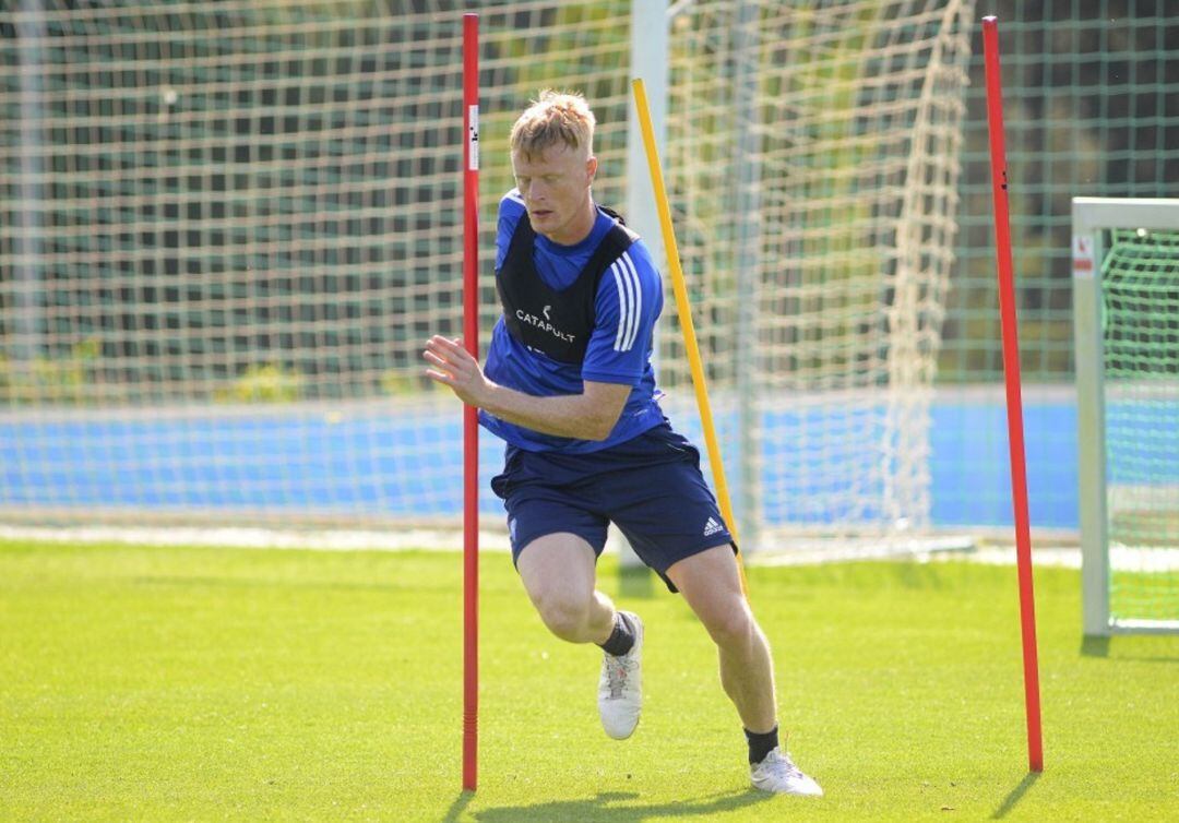 Jonsson durante un entrenamiento con el Cádiz. El danés se marchará con su selección la próxima semana.