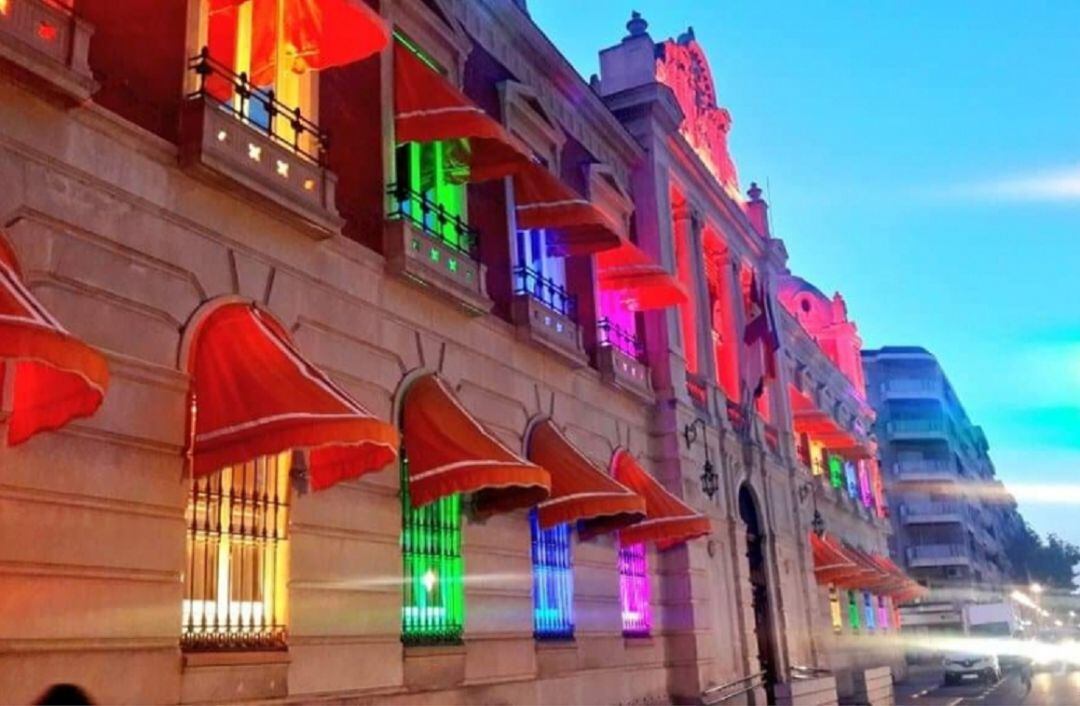 Fachada de la Diputación de Ciudad Real iluminada con los colores del arco iris en el Día del Orgullo LBTBI+