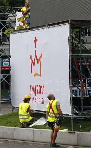 Varios operarios ultiman los preparativos de la Jornada Mundial de la Juventud en el Paseo de la Castellana de Madrid con motivo de la visita del Papa