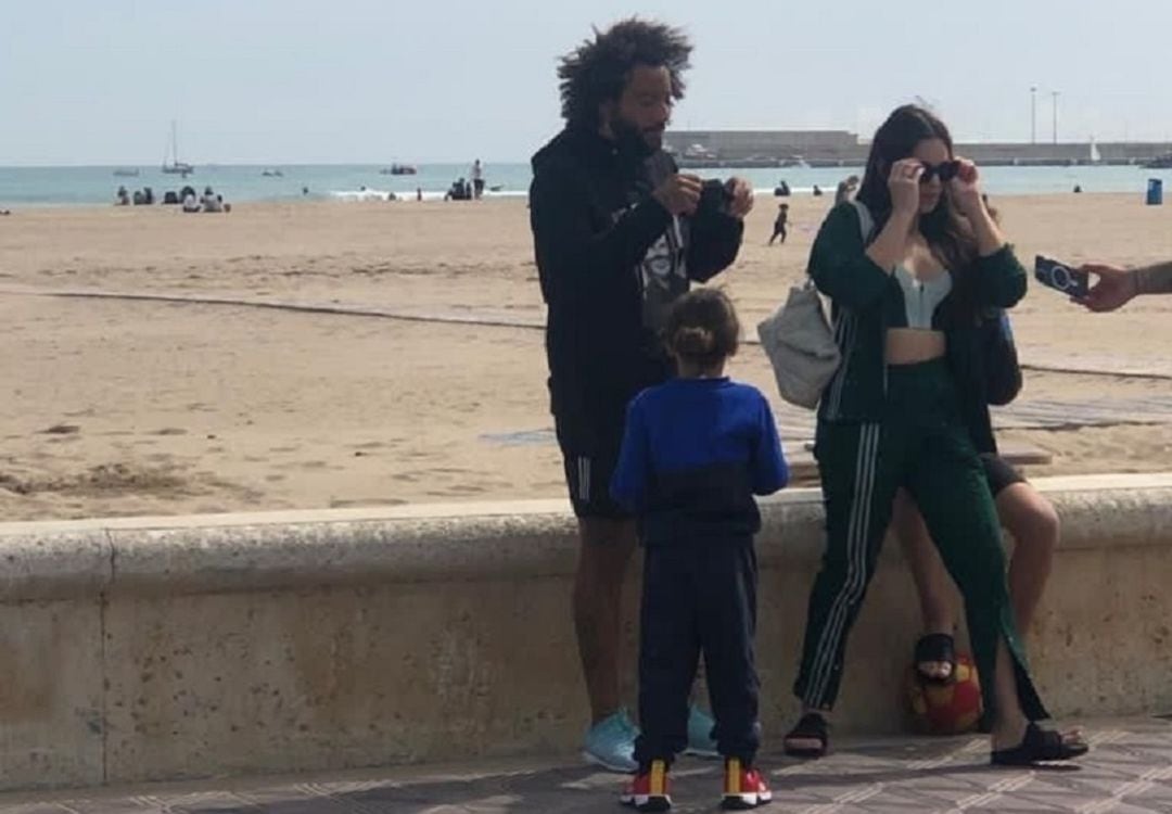 Marcelo y su familia en la playa de València